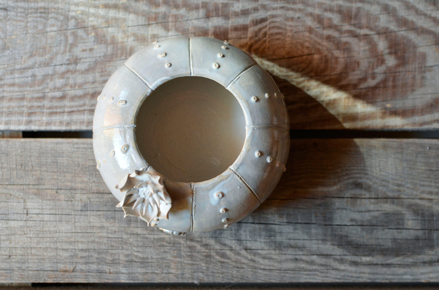 Romantico vaso a forma di cactus in gres con un fiore- gres -
