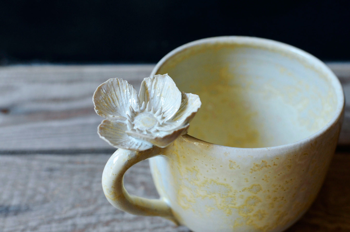 Tazza in gres color avorio granito con fiore di anemone - SU ORDINAZIONE