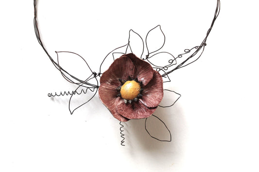 Ghirlanda in filo di ferro con fiore violetto di ceramica - gres