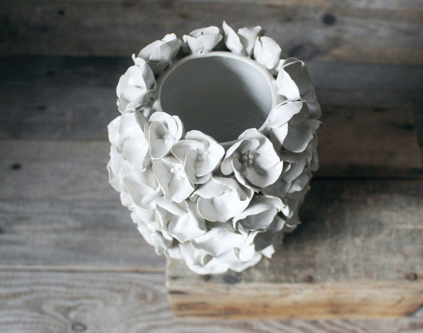 Giardino segreto - <Vaso alto in gres con fiori fatti a mano