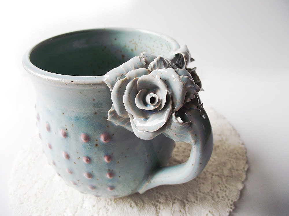 Alice Tazza in gres azzurra con rose - IN PRODUZIONE -  e puntini rosa a rilievo - gres - design 1