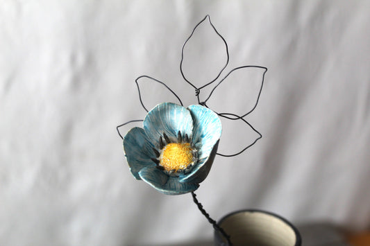 Fiore in gres di colore azzurro