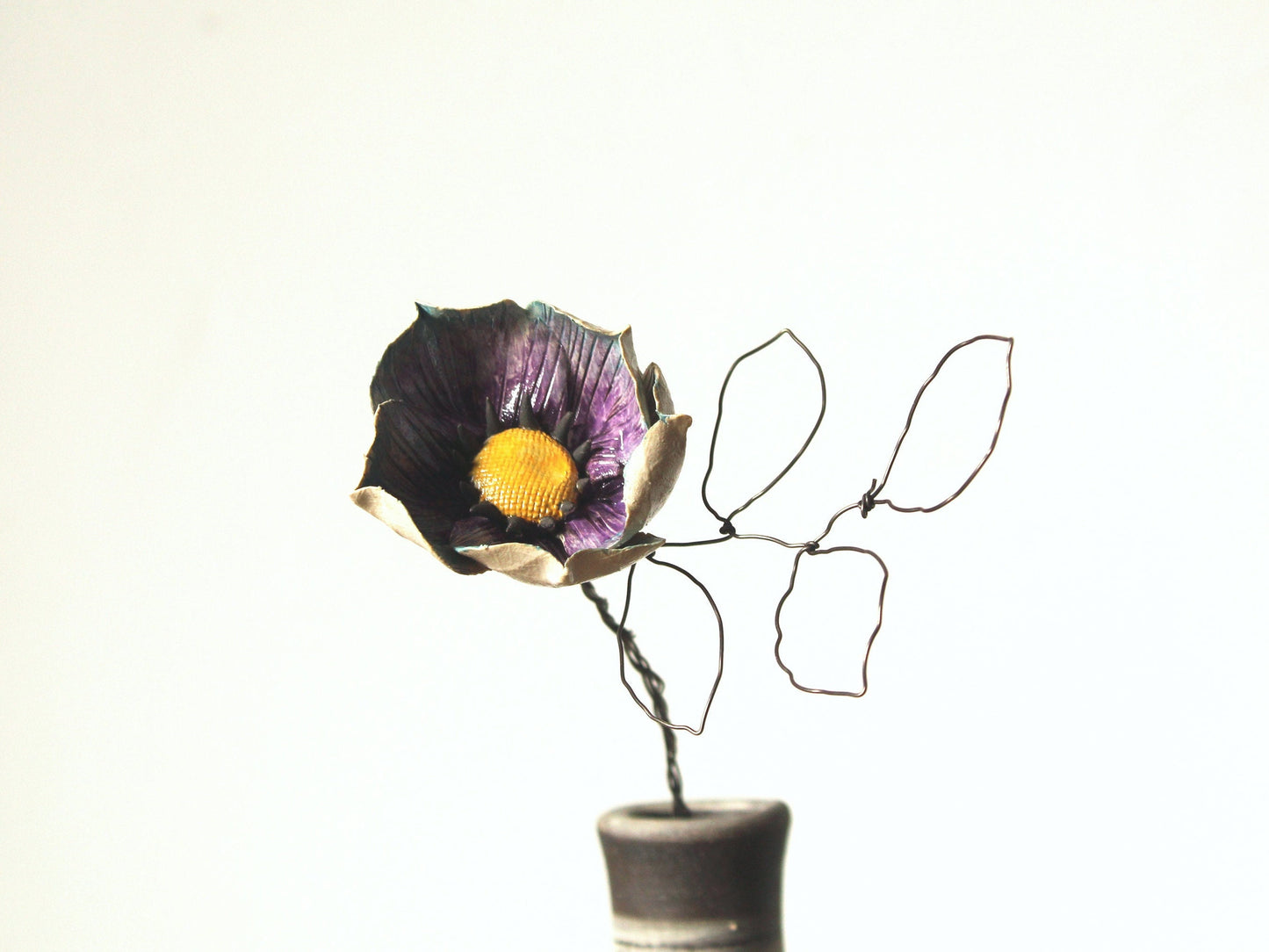 Fiore in gres di colore azzurro e lilla