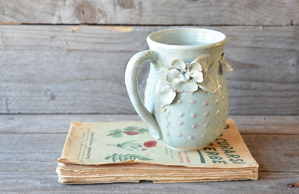 Tazza in gres azzurra con viole del pensiero e puntini rosa a rilievo - SU ORDINAZIONE -  gres