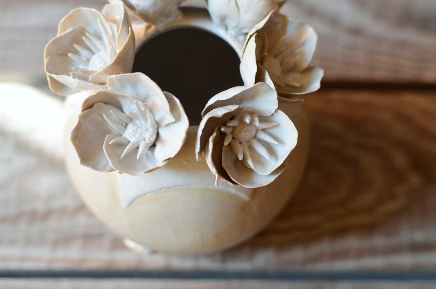 Romantico vaso sferico bianco con base gialla in gres con fiori a 5 petali - gres