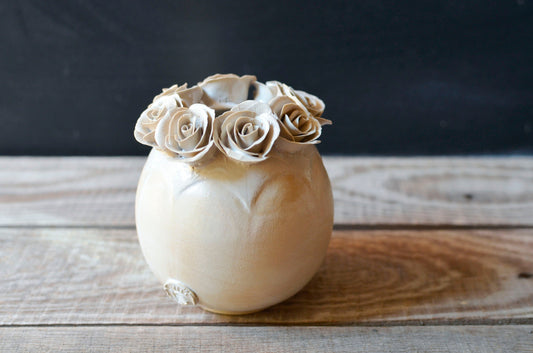Romantico vaso sferico bianco  con base giallo chiaro in gres con rose - gres