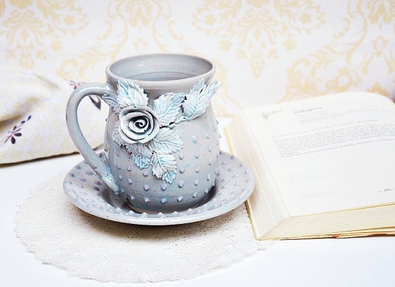 Tazza Alice in gres azzurra - IN PRODUZIONE - con rose e puntini rosa a rilievo - con piattino  - design 2