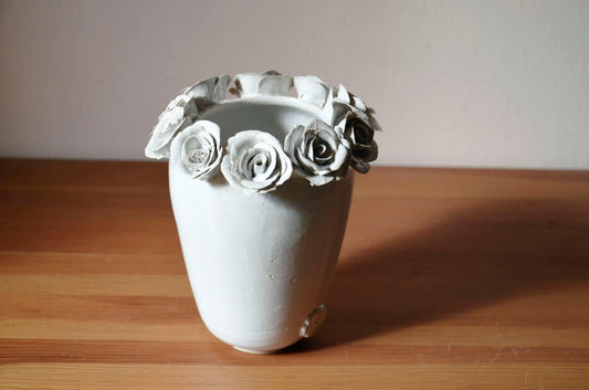 Romantico vaso in gres con rose bianche - SU ORDINAZIONE - gres -