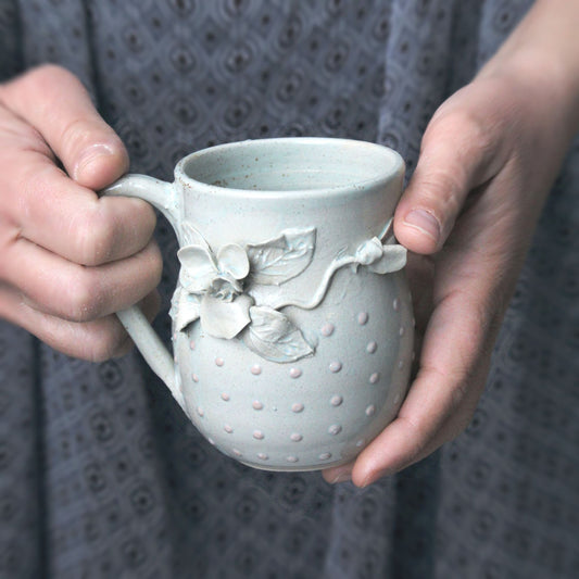 Tazza in gres azzurra con viole del pensiero e puntini rosa a rilievo - SU ORDINAZIONE -  gres