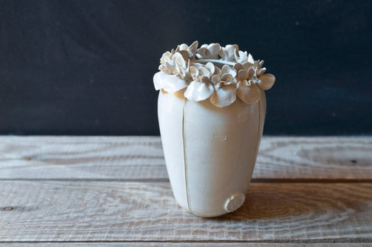 Romantico vaso in gres con viole del pensiero bianche  - gres -