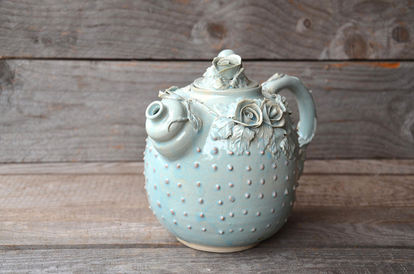 Teiera "Alice nel Paese delle Meraviglie" con puntini - IN PRODUZIONE -  in gres  smaltato di azzurro granito con tralci di rose