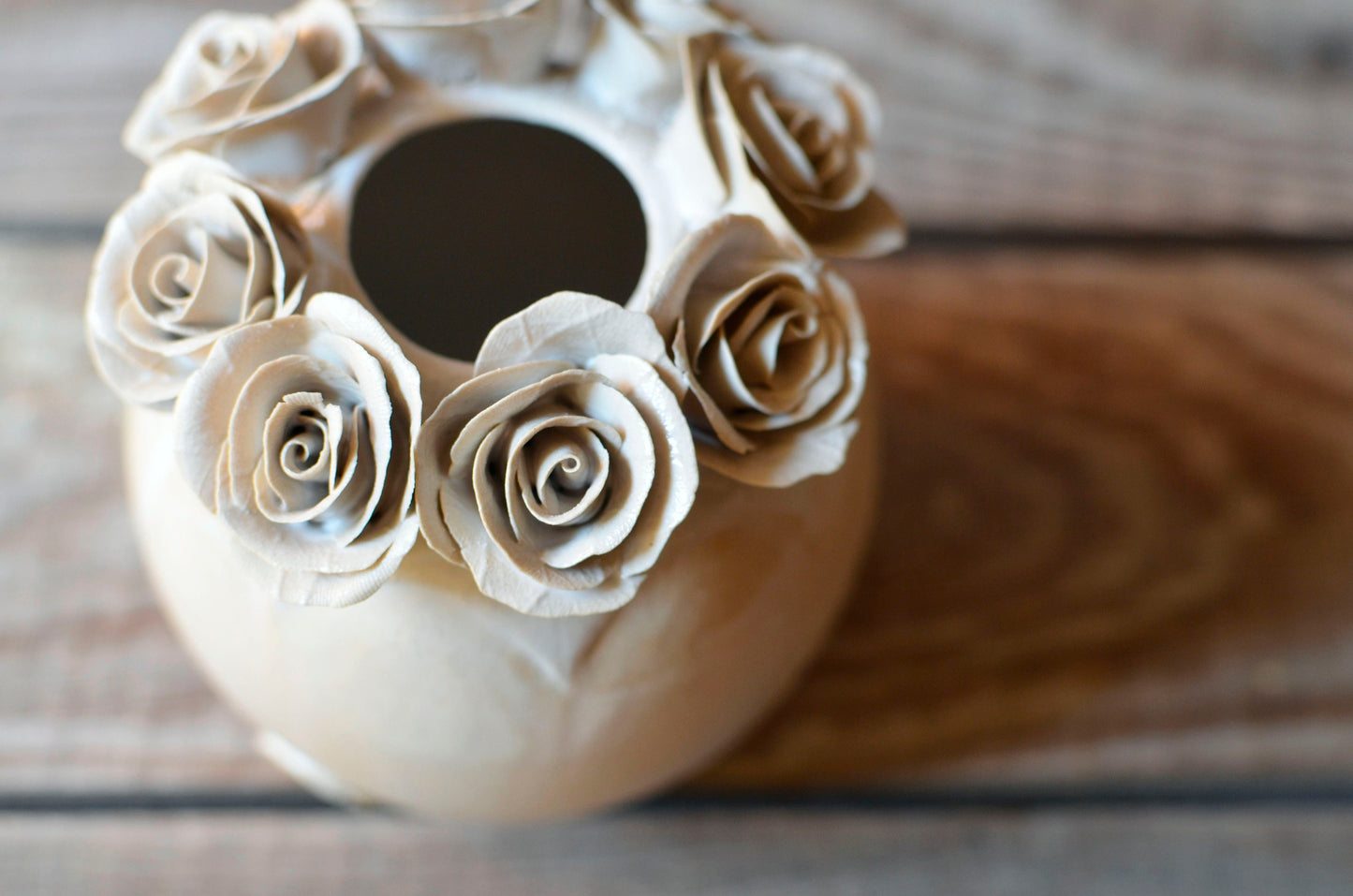 Romantico vaso sferico bianco  con base giallo chiaro in gres con rose - gres