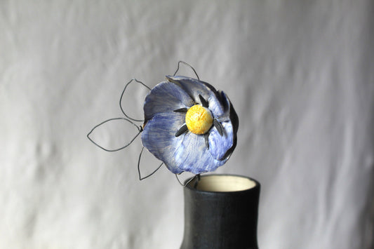Fiore in gres di colore azzurro