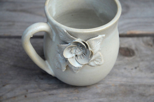 Tazza in gres color crema con un fiore di anemone - SU ORDINAZIONE - gres - stoneware
