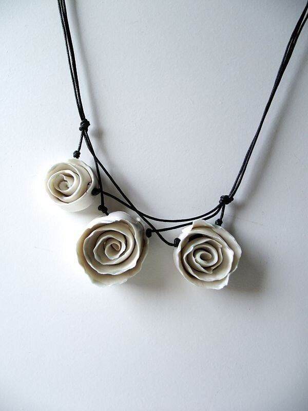 Collana in porcellana con tre rose -  porcellana bianca di Limoges