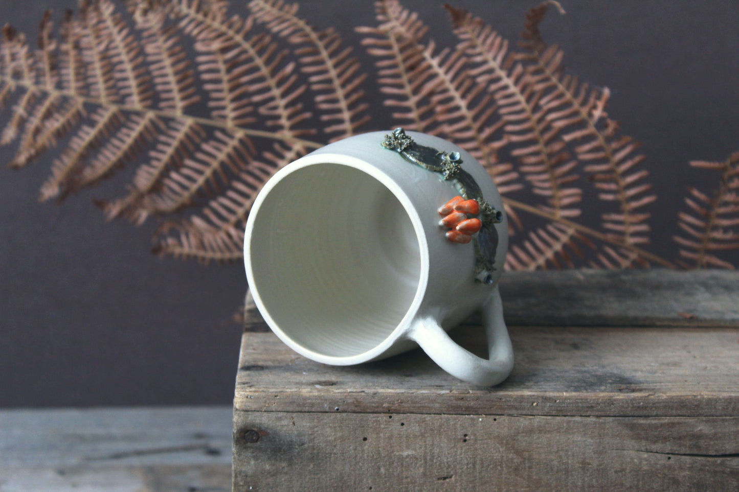Tazza in gres  con funghetti arancioni - smalto chiaro -  gres