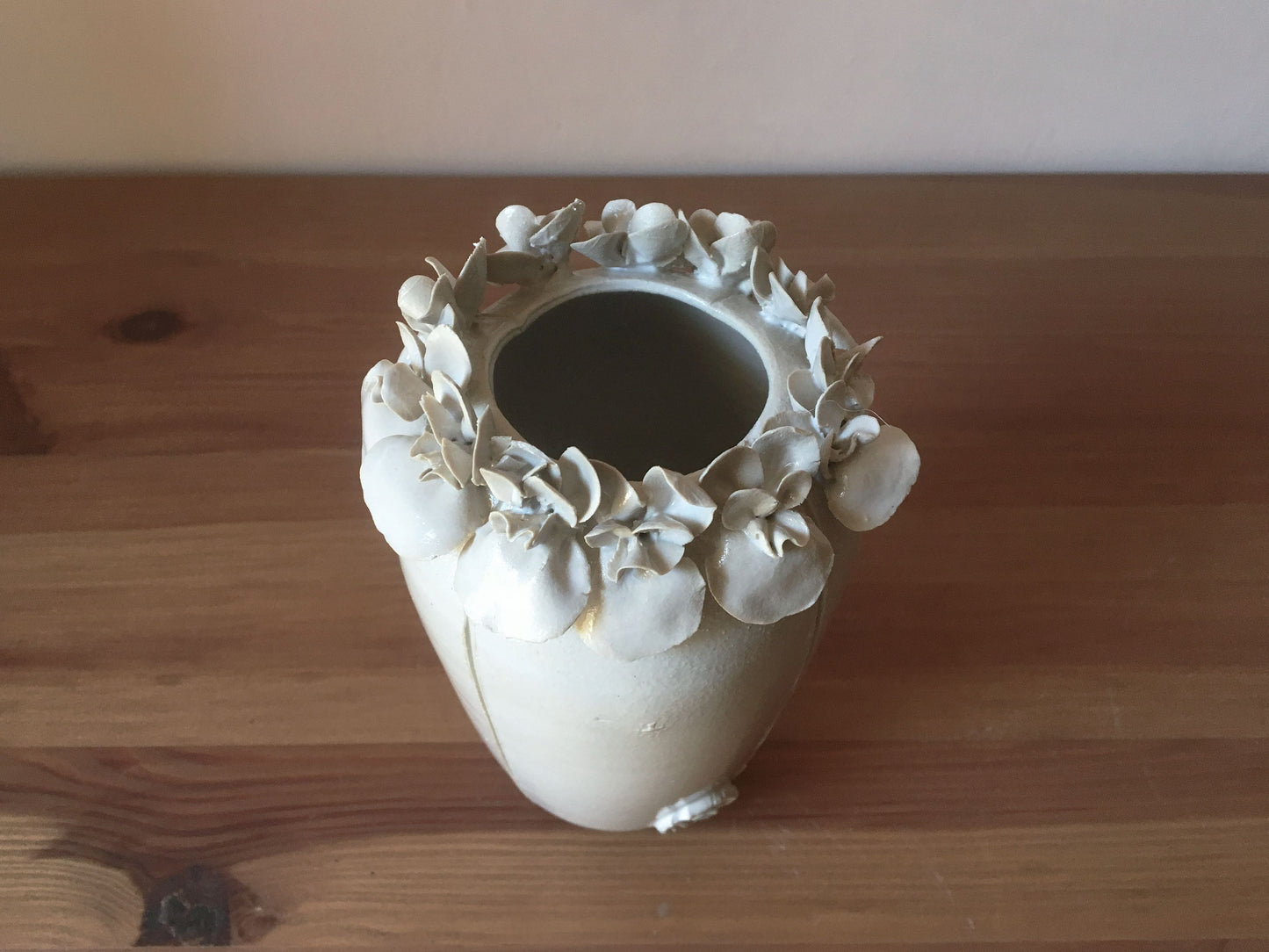 Romantico vaso in gres con viole del pensiero bianche  - gres -