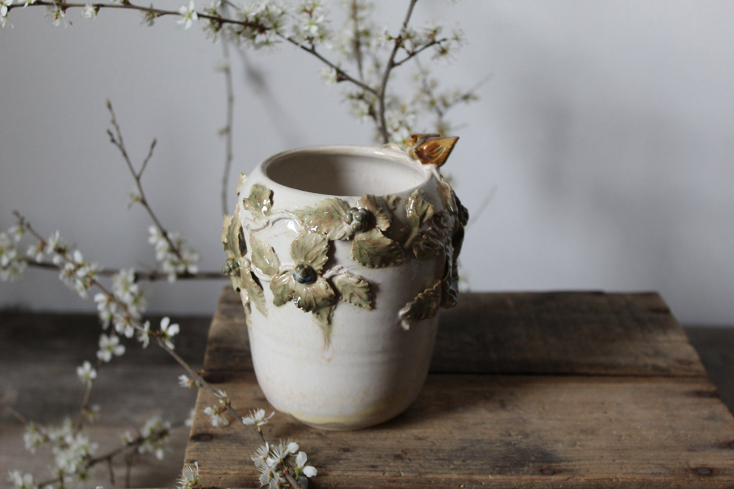 Romantico vaso in gres con due uccellini, rovi e more  - IN PRODUZIONE - gres -