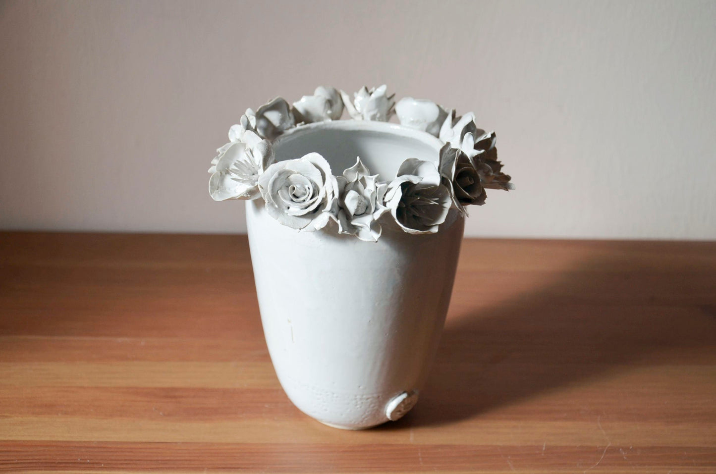 Romantico vaso in gres con fiori misti bianchi - gres -