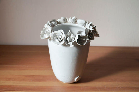 Romantico vaso in gres con fiori misti bianchi - gres -