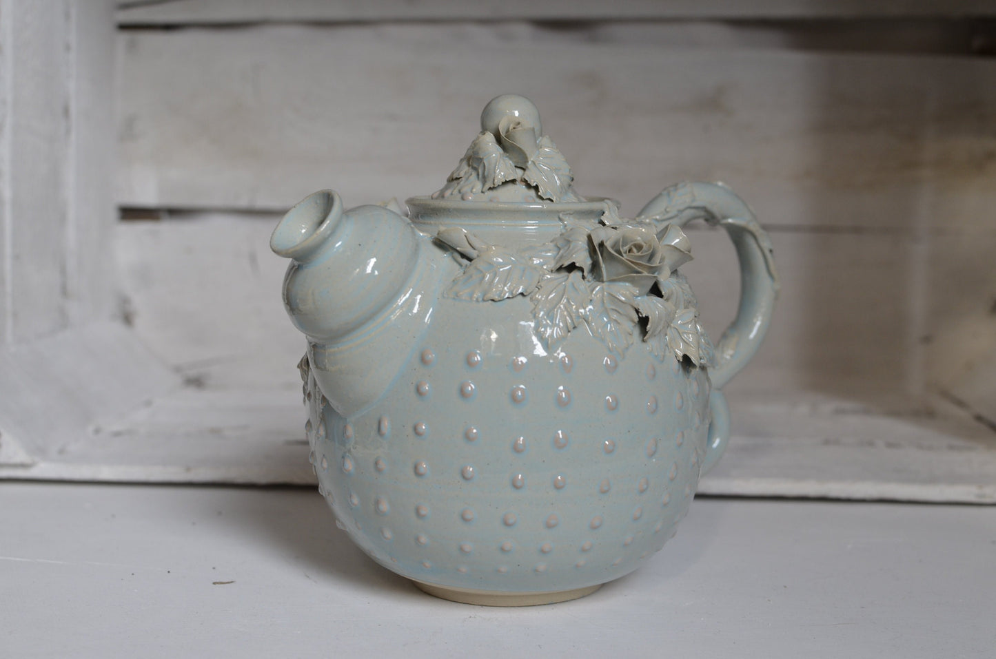 Teiera "Alice nel Paese delle Meraviglie" con puntini - IN PRODUZIONE -  in gres  smaltato di azzurro granito con tralci di rose