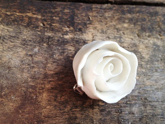 Spilla con rosa di Porcellana di Limoges