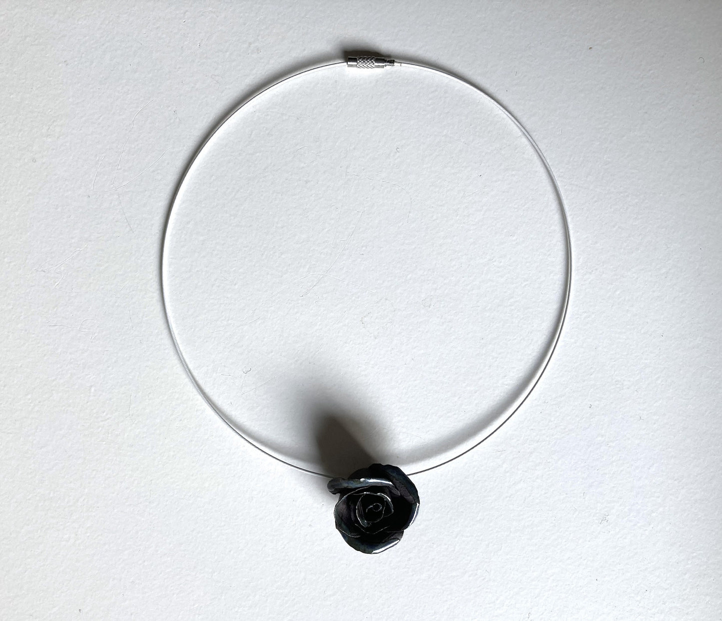Collana con una rosa nera in gres