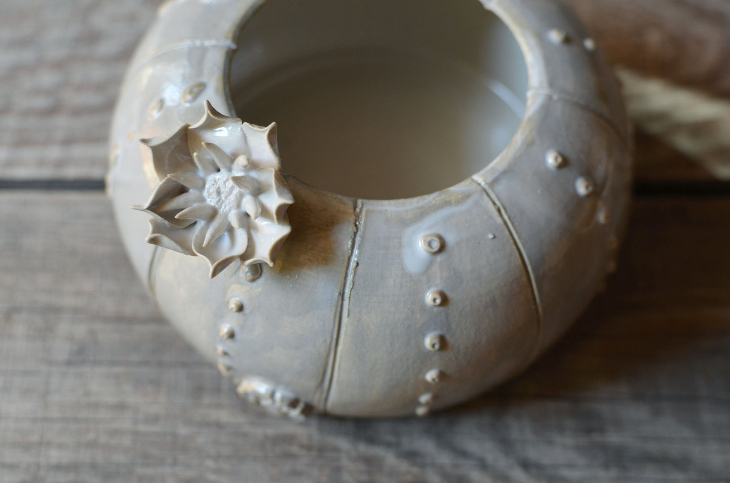 Romantico vaso a forma di cactus in gres con un fiore- gres -
