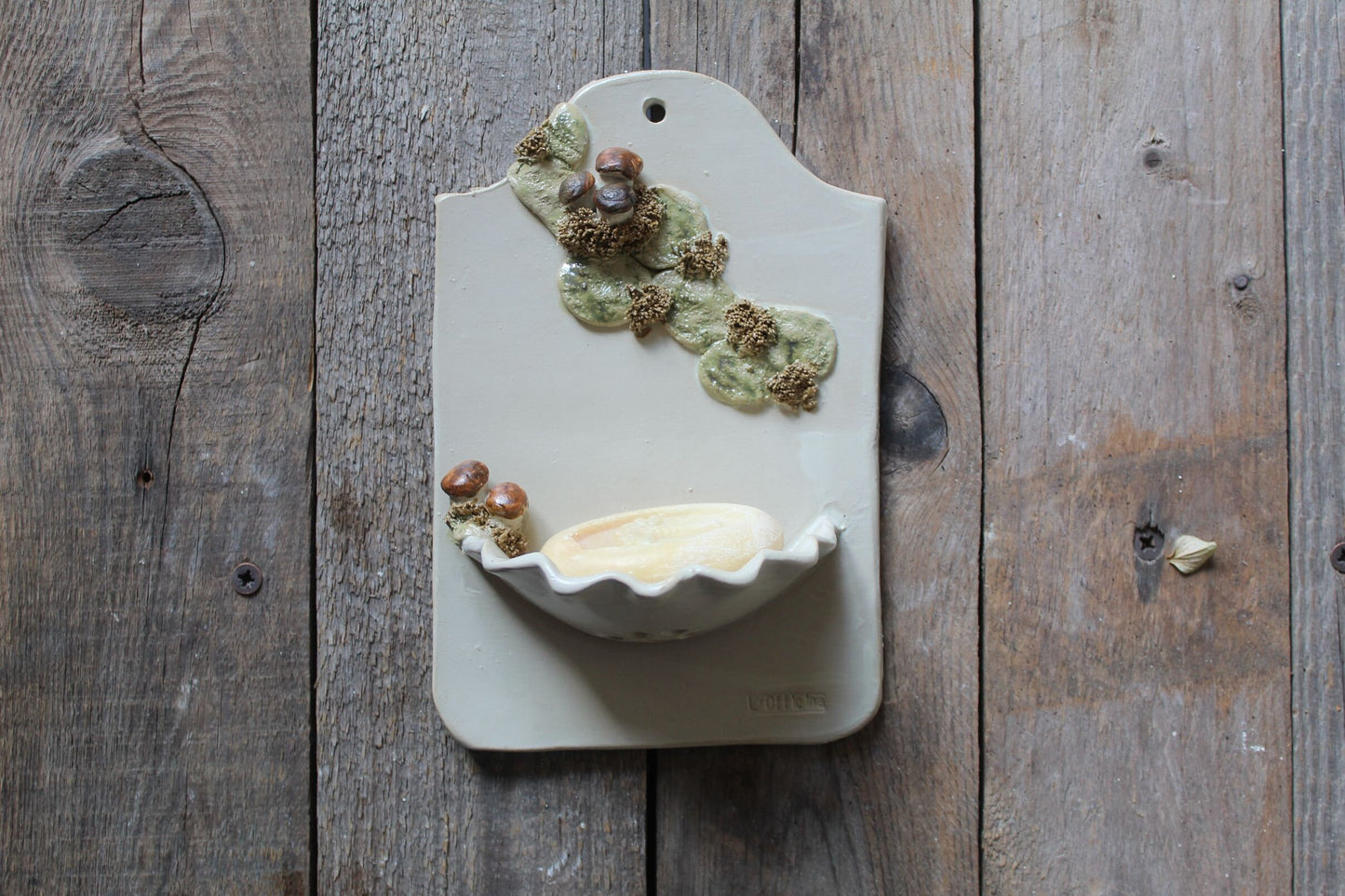Porta sapone da appendere in gres crema con porcini e muschio - gres