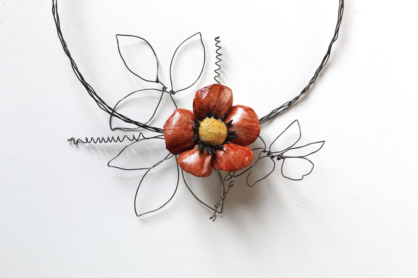 Ghirlanda in filo di ferro con fiore rosso di ceramica - gres