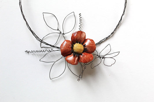 Ghirlanda in filo di ferro con fiore rosso di ceramica - gres