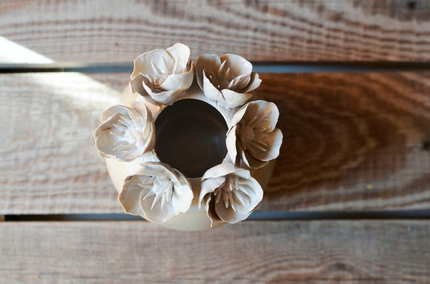 Romantico vaso sferico bianco con base gialla in gres con fiori a 5 petali - gres