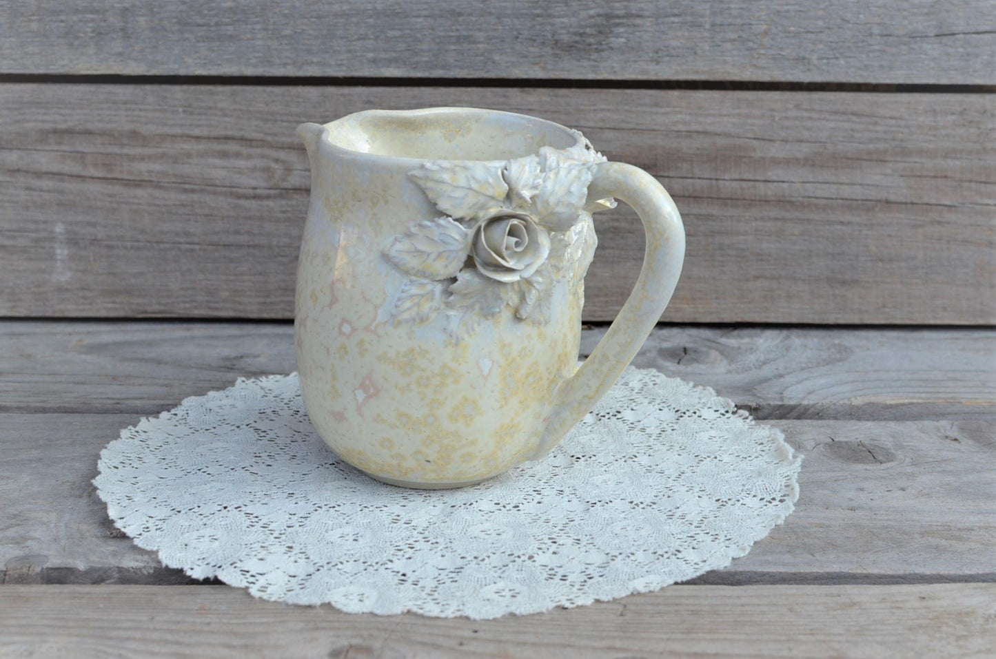 Brocca per il latte / lattiera "Alice nel paese delle meraviglie" color crema con rose  - IN PRODUZIONE- gres