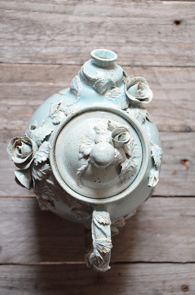 Teiera "Alice nel Paese delle Meraviglie" - IN PRODUZIONE -   in gres  smaltato di azzurro granito con tralci di rose