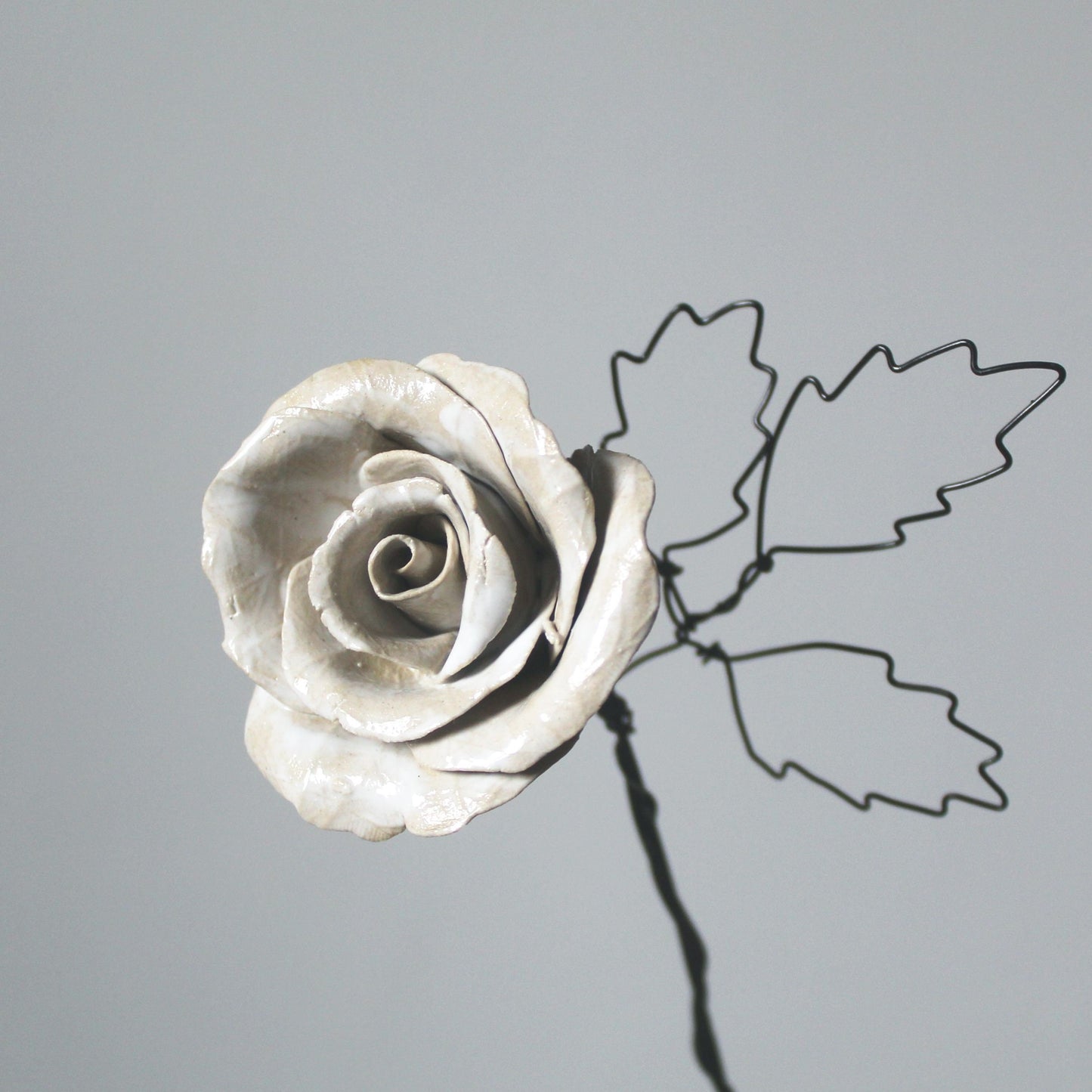 Rosa bianca   in ceramica con stelo e foglia in fil di ferro