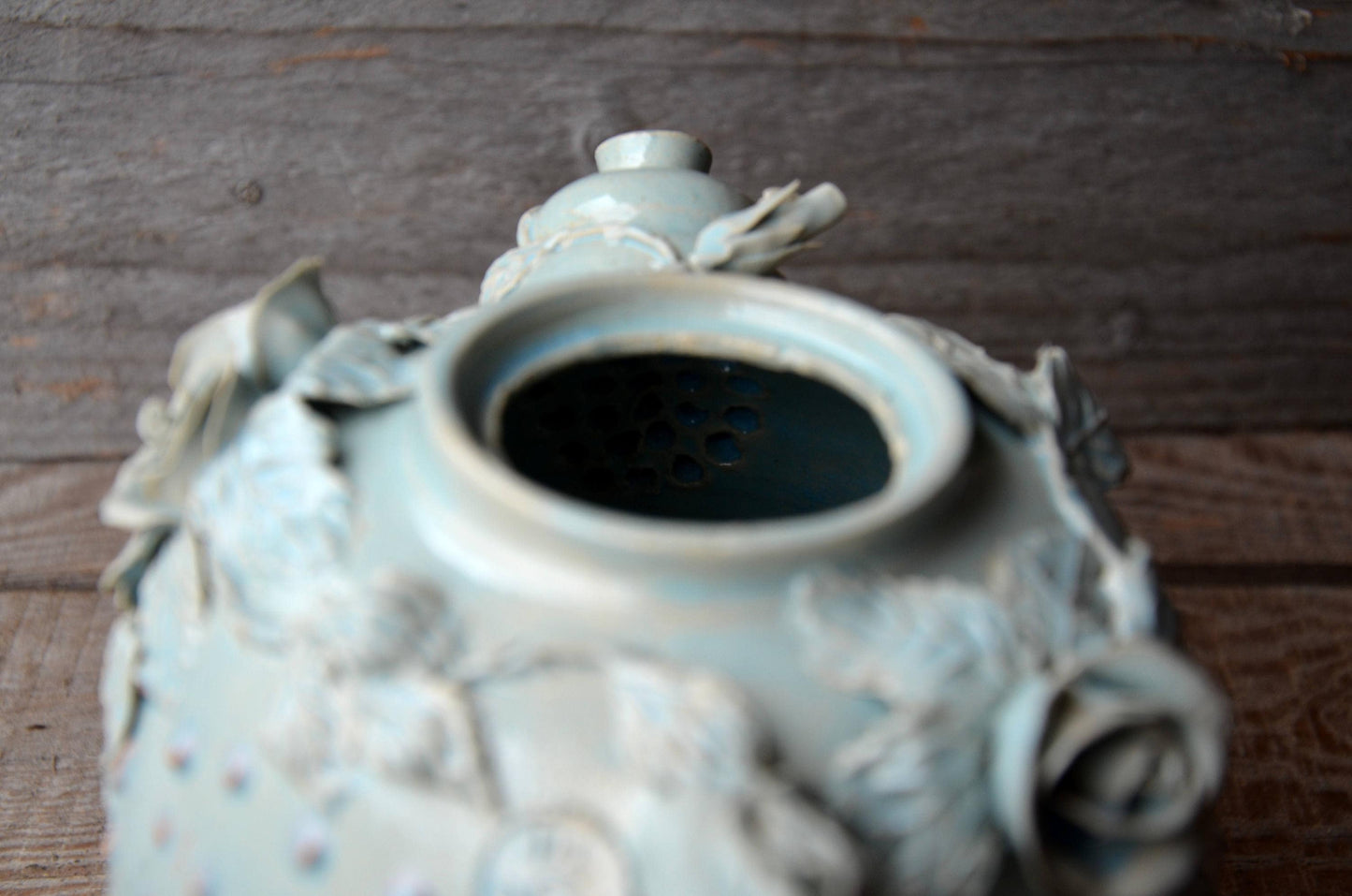 Teiera "Alice nel Paese delle Meraviglie" con puntini - IN PRODUZIONE -  in gres  smaltato di azzurro granito con tralci di rose