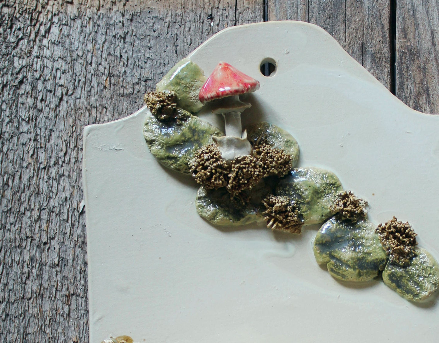 Porta sapone da appendere in gres crema con Amanite Muscaria e muschio - gres