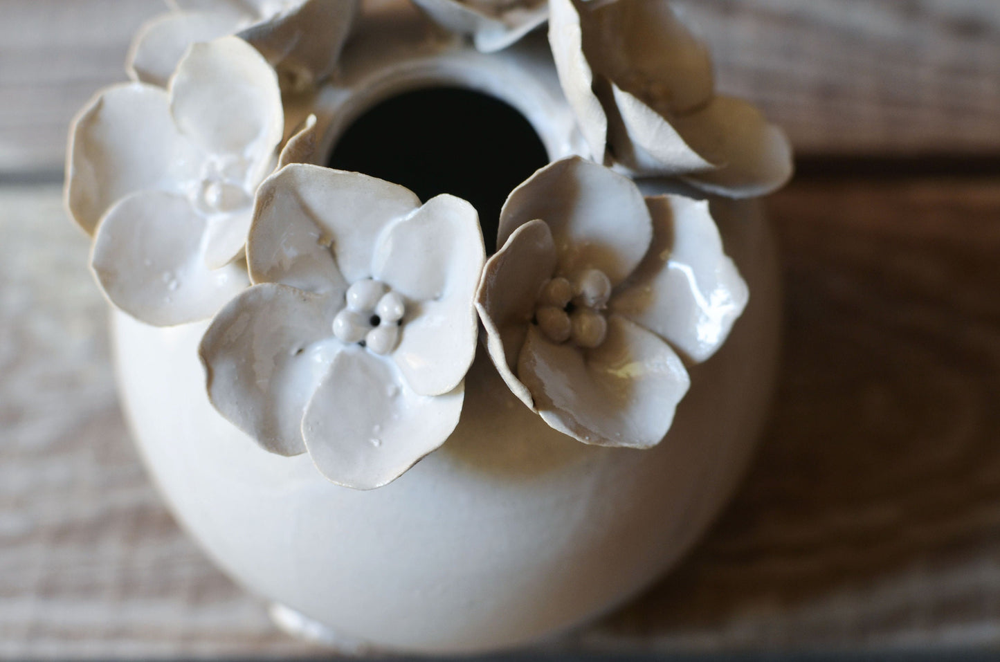 Romantico vaso sferico bianco in gres con fiori a 4 petali -  gres -