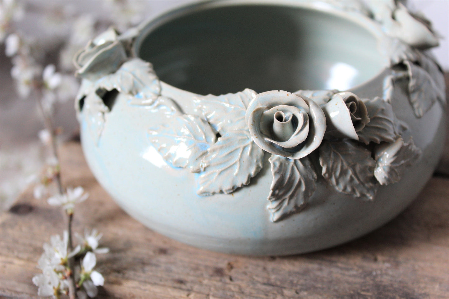 Romantica piccola ciotola/vaso azzurra in gres con fiori di  rosa  - gres -