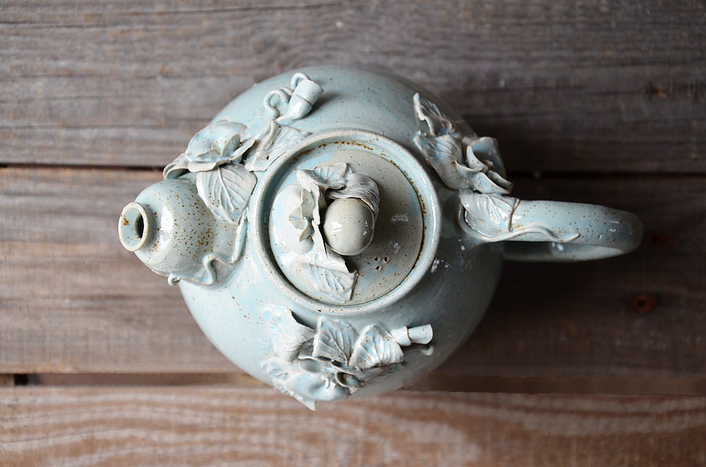 Teiera "Viola del pensiero" - SU ORDINAZIONE -   in gres  smaltato di azzurro granito con fiori e foglie