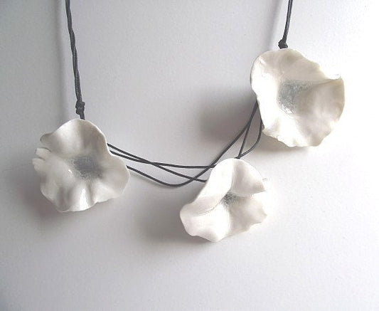 Collana di porcellana con tre fiori di porcellana bianca -