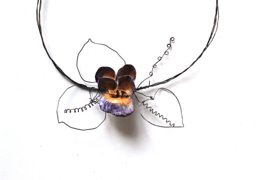Ghirlanda in filo di ferro con viola del pensiero viola e gialla di ceramica - gres