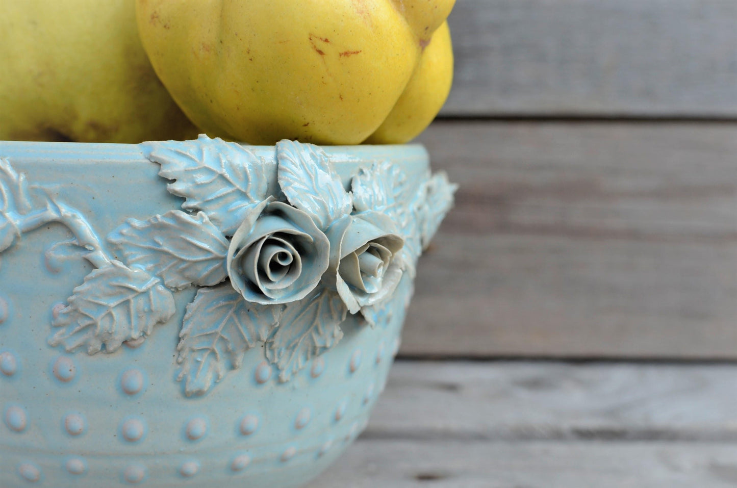Ciotola azzurra con rose e  puntini rosa- gres -