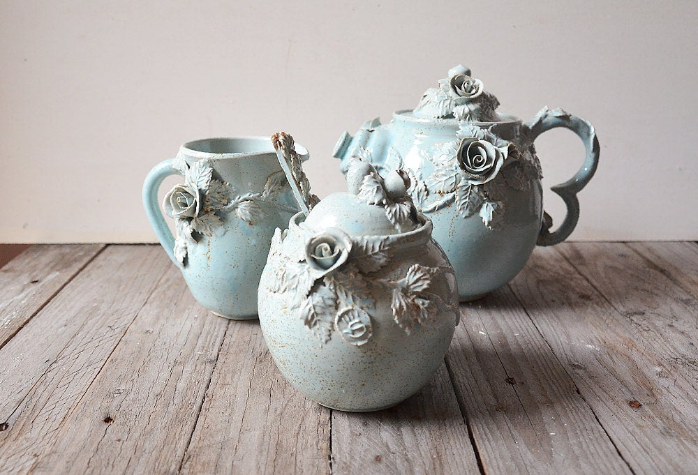 Set "Alice nel paese delle meraviglie" - SU ORDINAZIONE -Teiera, lattiera. zuccheriera, cucchiaino in gres azzurro granito con rose e foglie