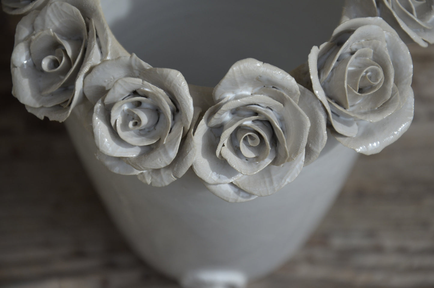 Romantico vaso bianco in gres con corona di rose - SU ORDINAZIONE