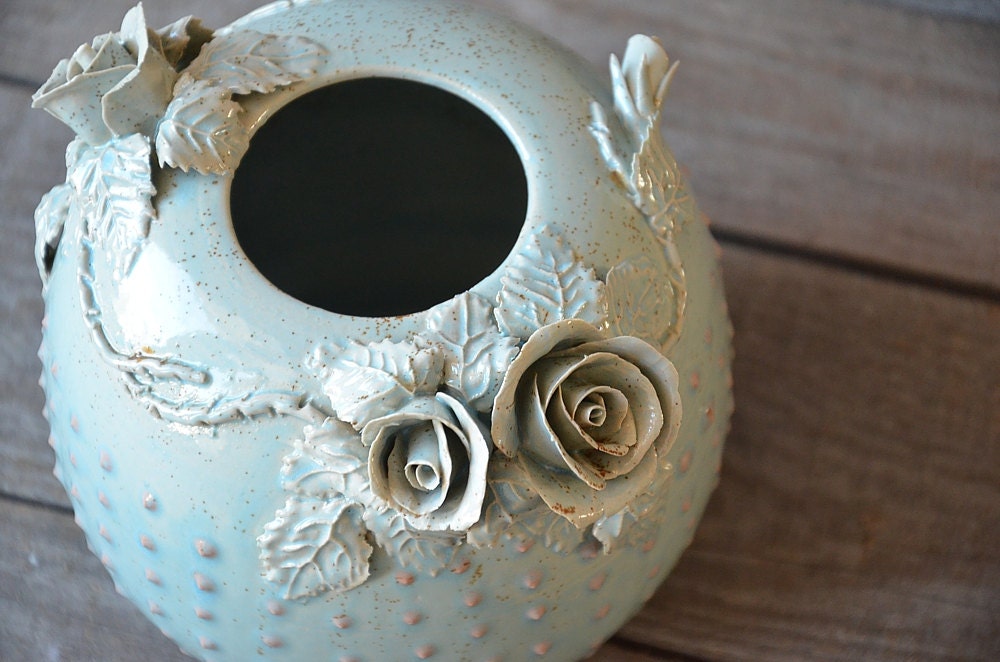 Alice vaso sferico in gres azzurro con rose e puntini a rilievo 