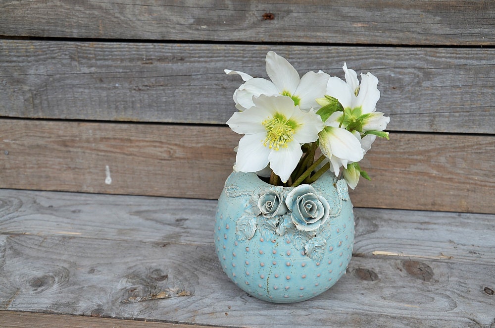 Alice vaso sferico in gres azzurro con rose e puntini a rilievo 