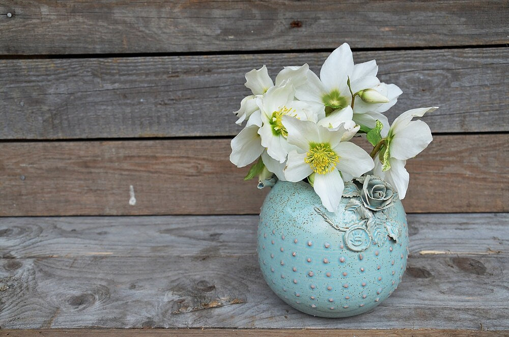 Alice vaso sferico in gres azzurro con rose e puntini a rilievo 