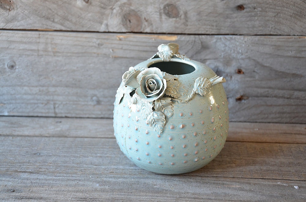 Alice vaso sferico in gres azzurro con rose e puntini a rilievo 