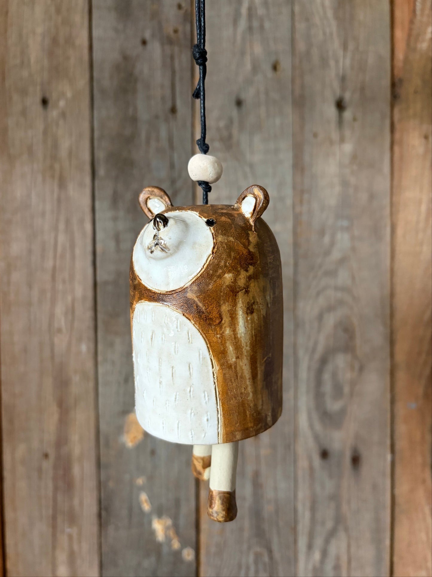 una campanella a forma di orso in gres